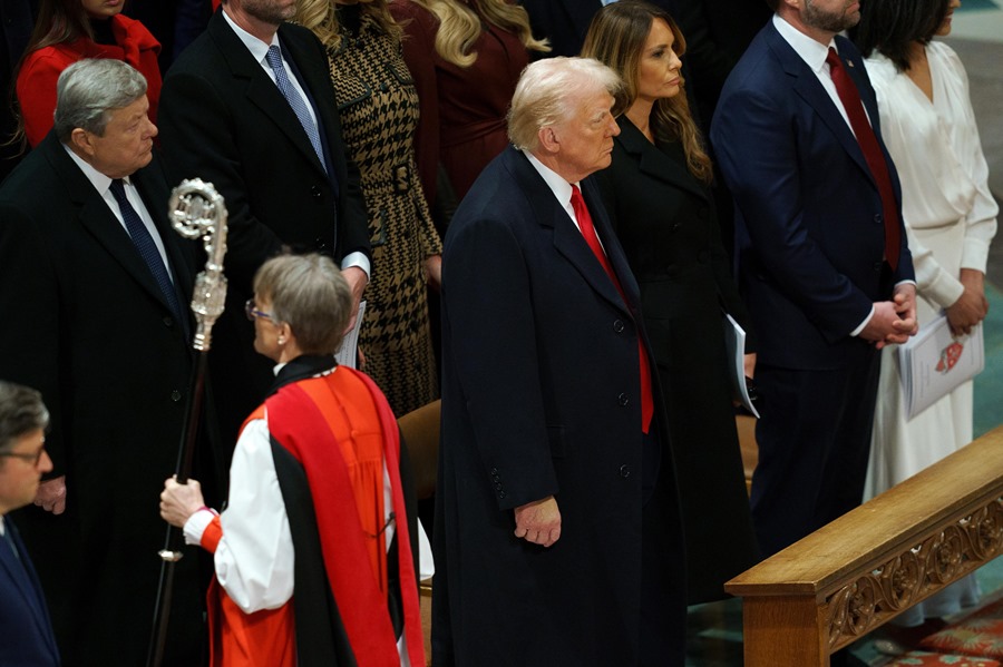 La obispa Mariann Budde (i) pasa al lado del presidente de Estados Unidos, Donald Trump (c), el 21 de enero de 2025, en Washington. EFE/Will Oliver