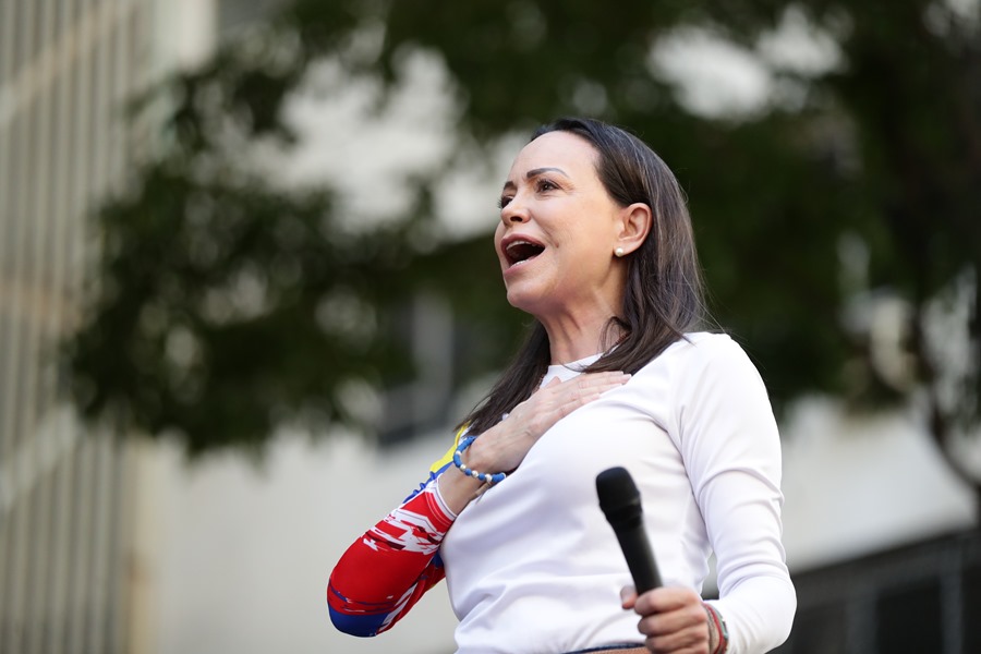 La líder antichavista María Corina Machado pronuncia un discurso.