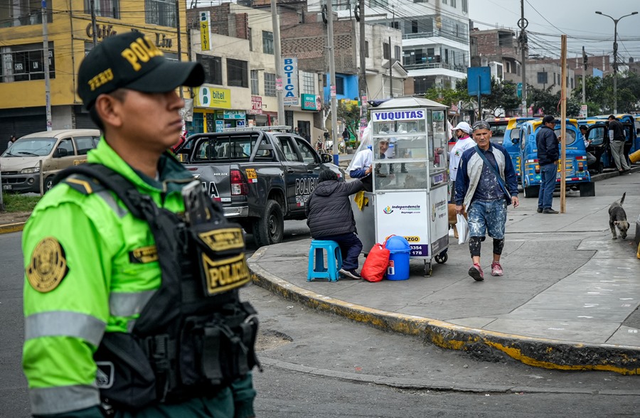 Un miembro de la Policía de Perú custodia una calle de Lima (Perú), como parte de la lucha contra la inseguridad en el país. EFE/ STR