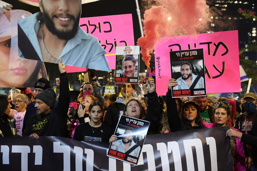 rehenes-2 Las familias de los rehenes retenidos por Hamas en Gaza y sus partidarios encienden bengalas mientras asisten a una protesta pidiendo un alto el fuego y la liberación de los rehenes, cerca de la base militar de Kirya en Tel Aviv,