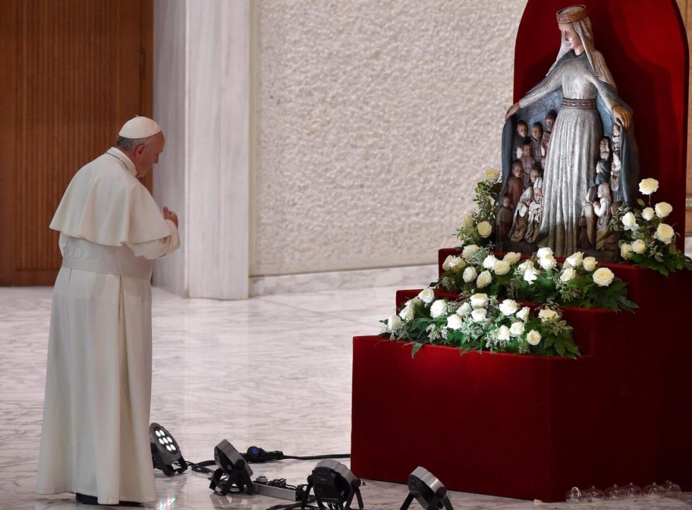 El papa Francisco reza ante una imagen de la virgen María, en la Ciudad del Vaticano, en una imagen de archivo.