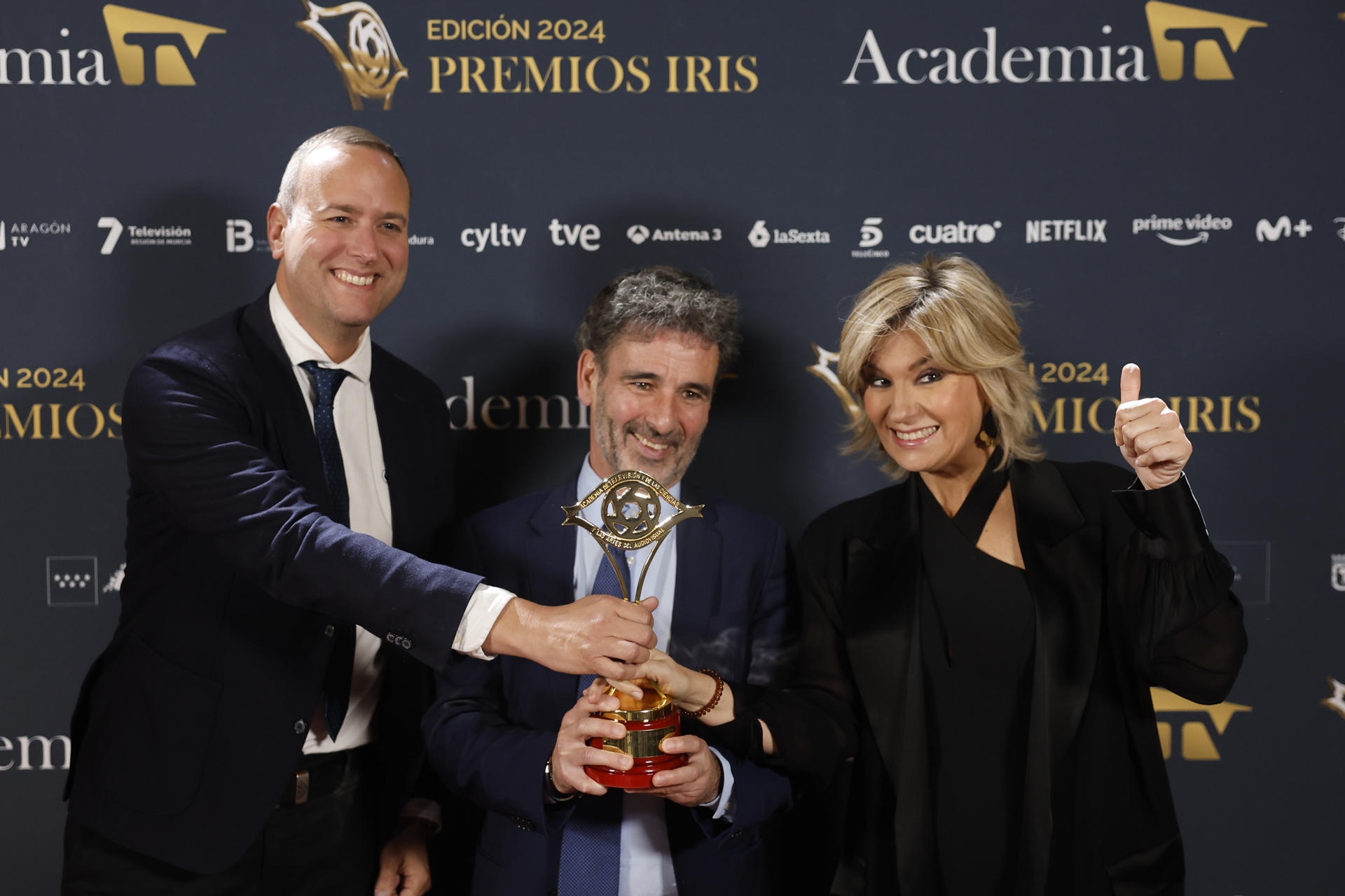 rss-efeee59aac31fd310088464a7d87cfed9b81a5225b6w La periodista Sandra Golpe acompañada por responsables de los informativos de Antena 3 posan con el premio Iris a ´Mejor Informativo´ durante la entrega de los Premios Iris 2024, celebrada este martes en Madrid. EFE/Sergio Pérez