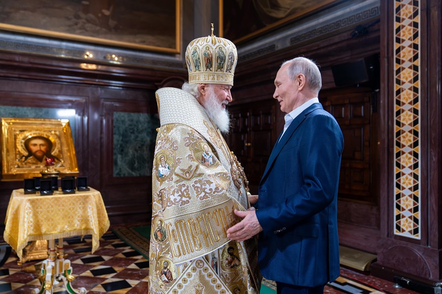 al Patriarca Kirill de Moscú saludando al presidente ruso Vladimir Putin