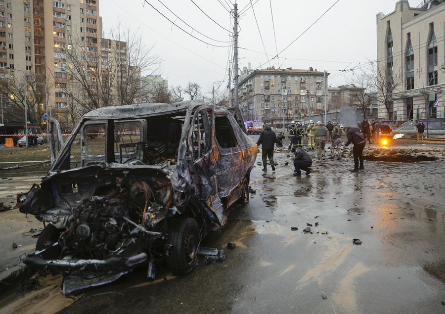 Equipos de rescate y agentes de policía trabajan en el lugar de un ataque con misiles en Kiev, Ucrania