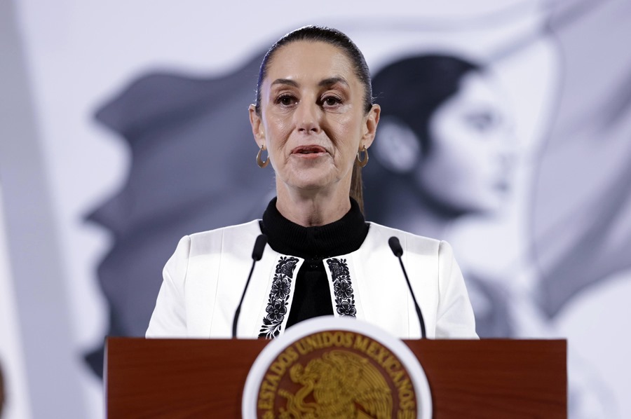 La presidenta de México, Claudia Sheinbaum, habla durante una rueda de prensa este jueves, en el Palacio Nacional en la Ciudad de México (México). EFE/ Sáshenka Gutiérrez