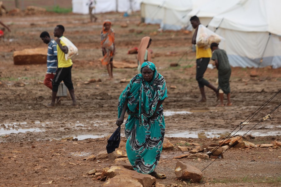 Fotografía de archivo de personas desplazadas que caminan por un campo de refugiados en Sudán, donde los paramilitares del país han sido acusados de genocidio por Estados Unidos. EFE/Str