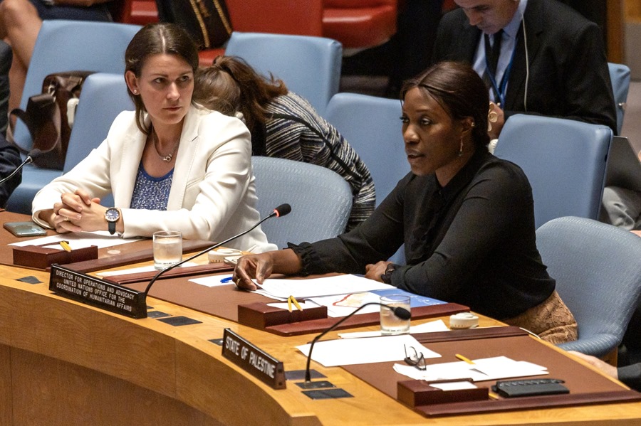 La directora de operaciones y defensa de la Oficina para la Coordinación de Asuntos Humanitarios de la ONU, Edem Wosornu (d), en una fotografía de archivo. EFE/Sarah Yenesel