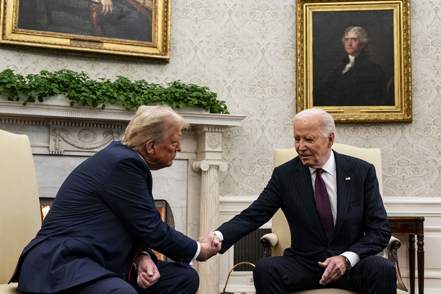 Donald J. Trump (i) saluda a Joe Biden, en una fotografía de archivo. EFE/Al Drago/Pool