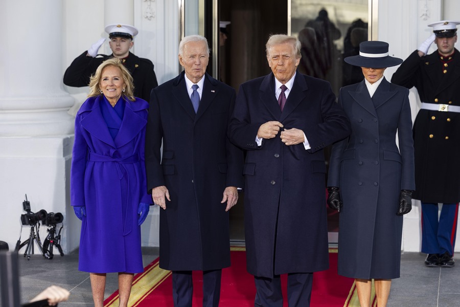 (i-d) La primera dama saliente de EE.UU., Jill Biden y el presidente estadounidense saliente, Joe Biden, reciben al mandatario electo Donald Trump y su esposa, Melania, en la Casa Blanca, este 20 de enero de 2025. EFE/Jim Lo Scalzo/Pool