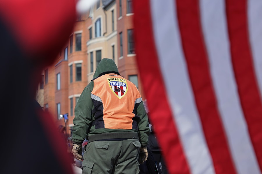 Un seguidor de las personas que participaron en el asalto al Capitolio en 2021 permanece cerca del lugar de detención, este 21 de enero de 2025, tras el indulto concedido por Donald Trump. EFE/Allison Dinner