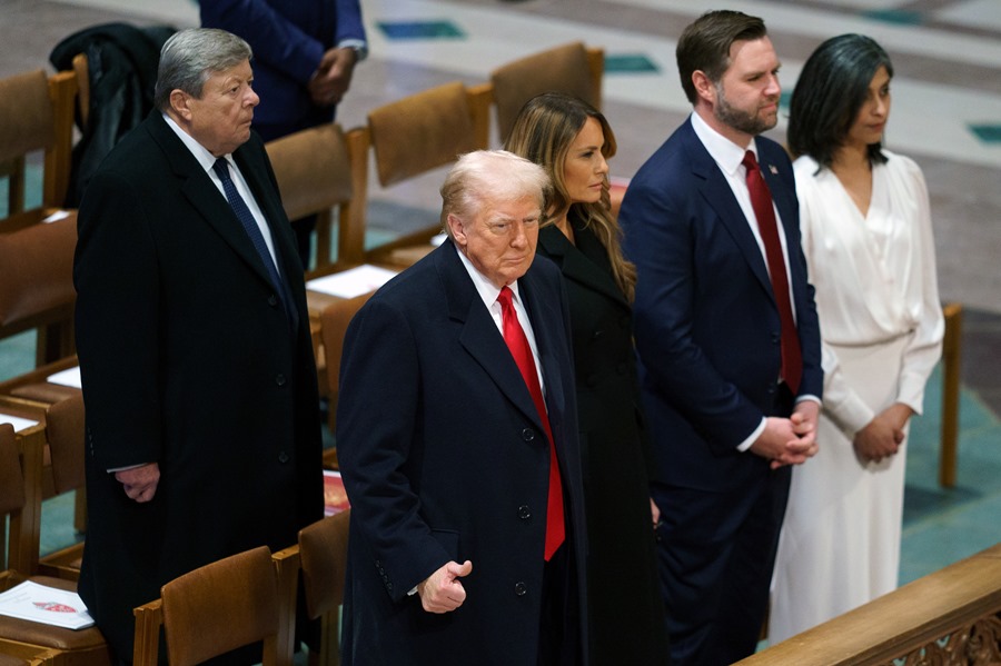 El presidente de Estados Unidos, Donald Trump (i), asiste a una misa en la Catedral de Washington, acompañado por la primera dama, Melania Trump (2i), el vicepresidente estadounidense, JD Vance (2d), y su esposa, Usha (d). EFE/Will Oliver