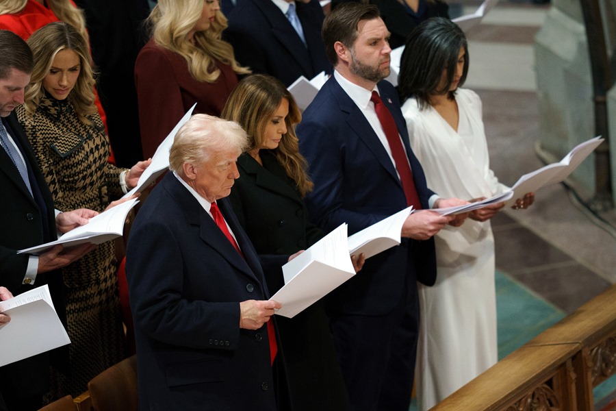 El presidente de Estados Unidos, Donald Trump (i), asiste a una misa en la Catedral de Washington, acompañado por la primera dama, Melania Trump (2i), el vicepresidente estadounidense, JD Vance (2d), y su esposa, Usha (d). EFE/Will Oliver