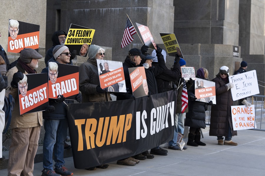 Manifestantes sostienen carteles en una  manifestación en rechazo al presidente electo Donald Trump frente al tribunal donde se lee la sentencia de su caso penal, este viernes, en Nueva York (Estados Unidos). EFE/ Ángel Colmenares