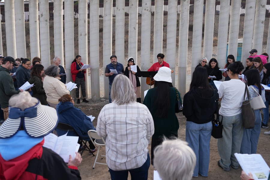 Líderes religiosos, activistas proinmigrantes y varias personas participan en la 'Posada sin Fronteras' en San Diego, California (Estados Unidos). EFE/ Manuel Ocaño