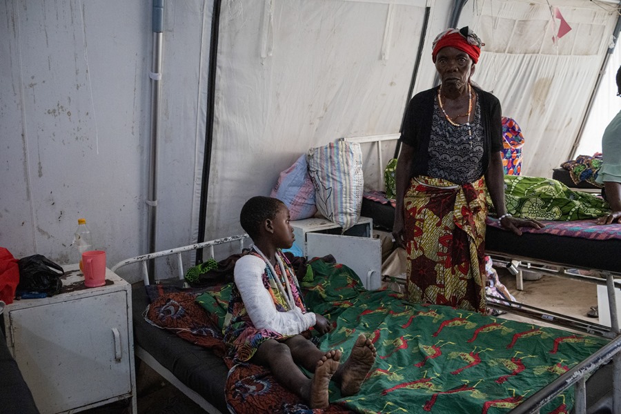 Los pacientes heridos durante los combates entre las Fuerzas Armadas de la República Democrática del Congo (FARDC) y los rebeldes del M23 se recuperan en el interior del Hospital Kyeshero en Goma