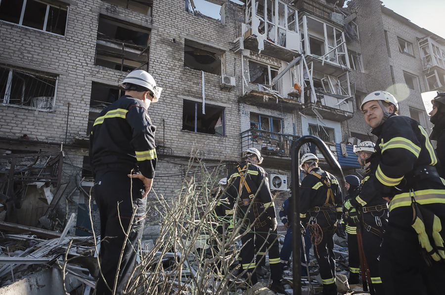 Imagen difundida por el Servicio Estatal de Emergencias (SES) de Ucrania que muestra a rescatistas ucranianos trabajando en el edificio atacado anoche con misiles en la ciudad de Pokrovsk, región de Donetsk. este de Ucrania, en una imagen de archivo.