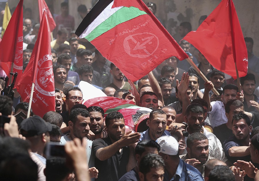 Varias personas cargan con el cuerpo sin vida de Mohamed Bakr, de 20 años, durante su funeral en la ciudad de Gaza, Palestina. EFE/Mohammed Saber