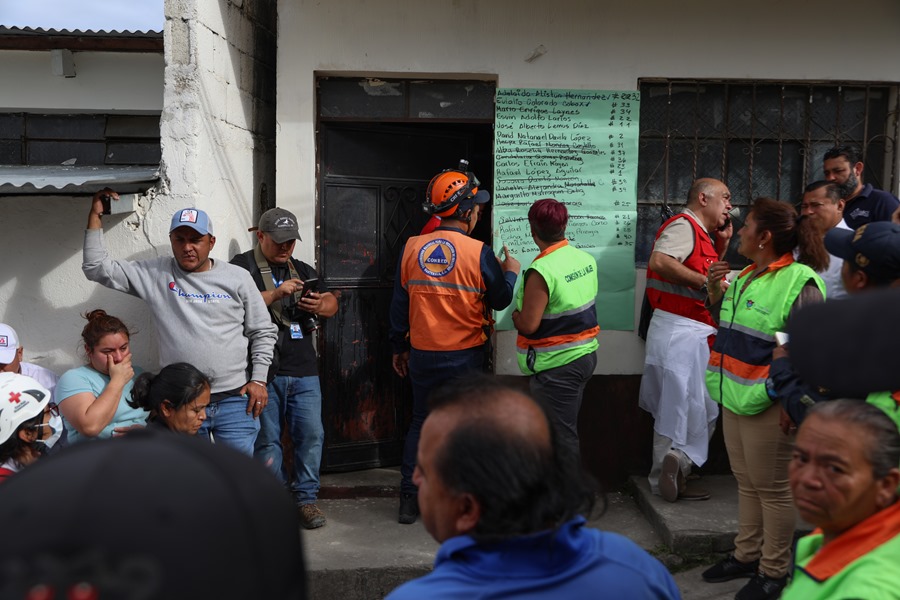 Familiares esperan para la identificación de las víctimas en Guatemala