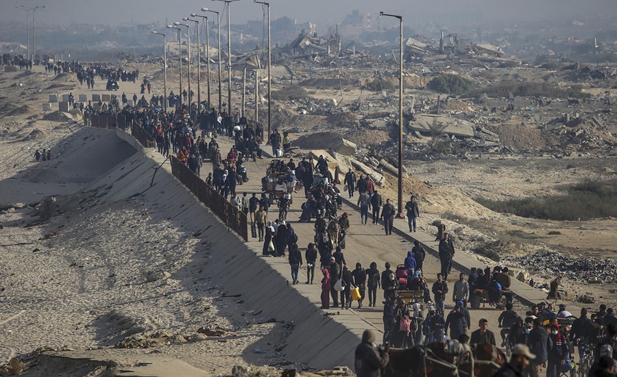 israel-gaza-muertos-1 Palestinos regresan a Gaza entre los escombros y ruinas de los edificios destruidos por ataques israelíes.