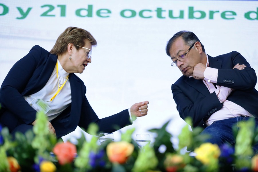 El presidente de Colombia, Gustavo Petro (d), junto a su ministra de Trabajo, Gloria Inés Ramírez (i), en una fotografía de archivo. EFE/Carlos Ortega