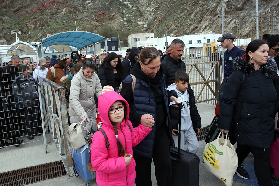 Residentes y visitantes esperan en el puerto de Athinios para abandonar la isla debido al aumento de la actividad sísmica, en Santorini.