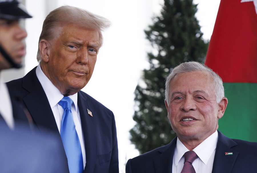 El presidente de Estados Unidos, Donald Trump, recibe al rey de Jordania, Abdalá II, este 11 de febrero de 2025, en la Casa Blanca, donde la situación en Gaza es el tema principal. EFE/Aaron Schwartz/Pool