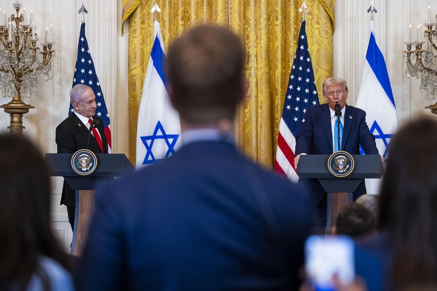 El presidente ESTADOUNIDENSE Donald Trump (R) y el primer ministro israelí Benjamin Netanyahu (L)