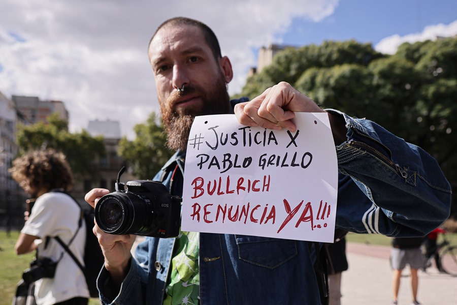 argentina-fotografo3 Un fotógrafo sostiene un cartel en una protesta de reporteros gráficos de Argentina, el 14 de marzo de 2025, en solidaridad con Pablo Grillo, en Buenos Aires (Argentina). EFE/Str