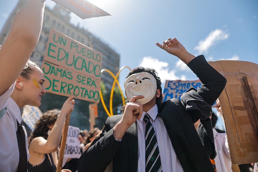argentina-universidades2 Fotografía de archivo de varias personas durante una marcha en favor de la educación y en apoyo a las universidades públicas de Argentina, que se unirán a la protestas de los jubilados. EFE/Juan Ignacio Roncoroni