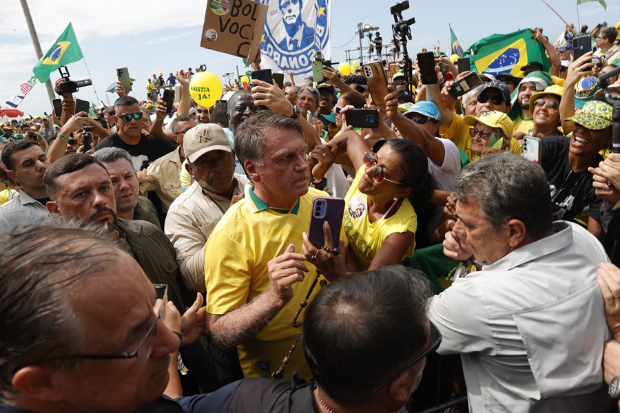 bolsonaro-amnistia2 El expresidente de Brasil Jair Bolsonaro (c) da declaraciones durante un evento este domingo en la playa de Copacabana en Río de Janeiro (Brasil). EFE/ André Coelho
