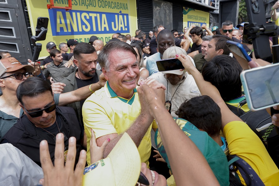 bolsonaro-amnistia3 El expresidente de Brasil Jair Bolsonaro saluda durante un evento este domingo en la playa de Copacabana en Río de Janeiro (Brasil). EFE/ André Coelho