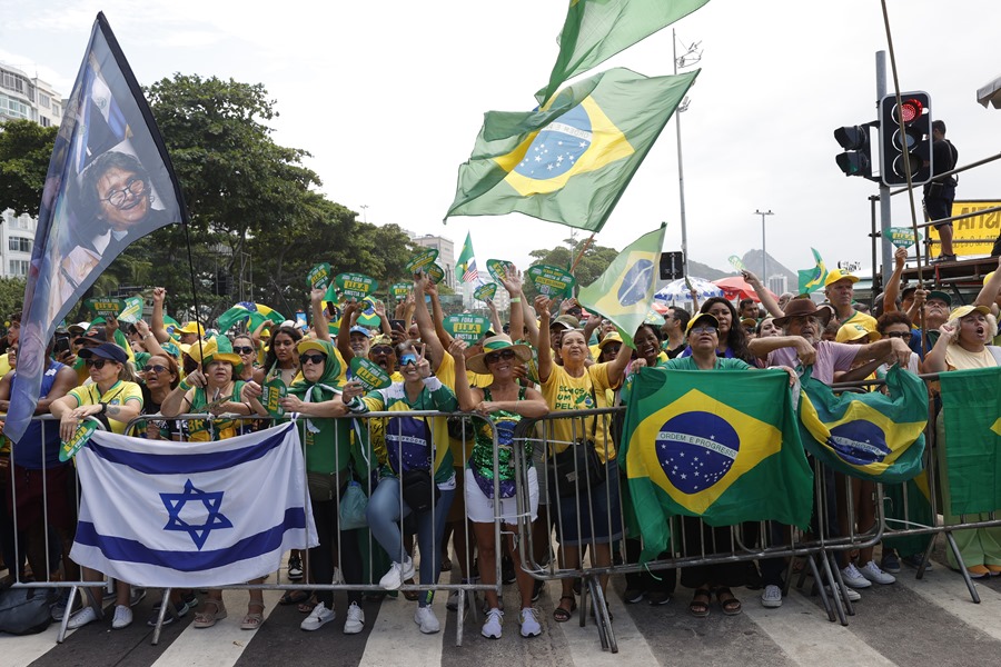 bolsonaro-amnistia4 Simpatizantes del expresidente de Brasil Jair Bolsonaro agitan banderas de Brasil en un evento este domingo en la playa de Copacabana en Río de Janeiro (Brasil). EFE/ André Coelho
