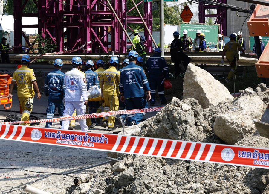derrumbe-autopista-construccion-bangkok-2 Equipos de rescate en la zona donde se derrumbó una autopista en construcción, en Bangkok, Tailandia.