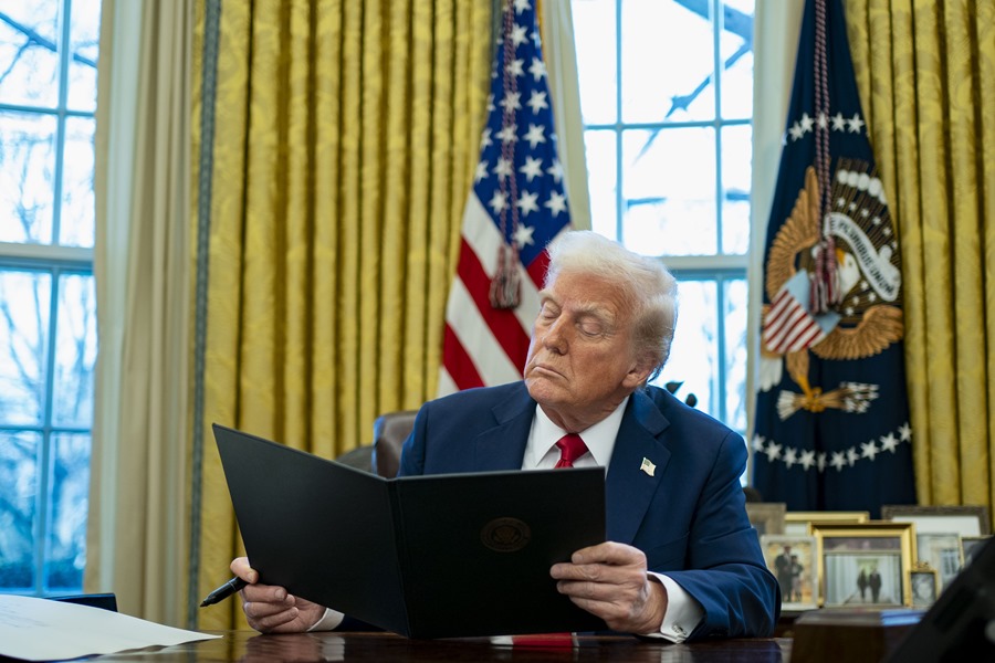 ea4233-usa-washington-airplane-crash El presidente estadounidense, Donald Trump, firma dos órdenes ejecutivas en el Despacho Oval de la Casa Blanca, el 30 de enero de 2025. EFE/EPA/Bonnie Cash/ POOL