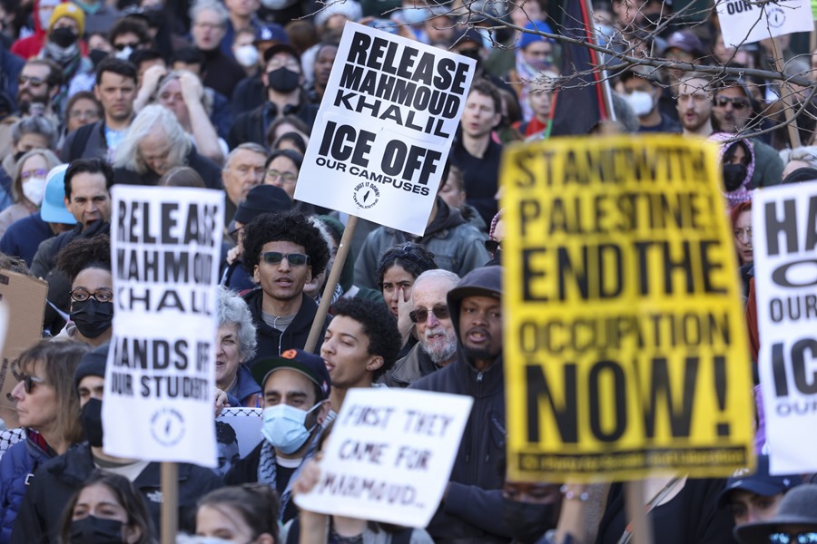 estudiante-palestina2 Vista de una manifestación, el 11 de marzo de 2025, que condena el arresto de Mahmoud Khalil, estudiante arrestado durante una marcha en la Universidad de Columbia. EFE/Sarah Yenesel