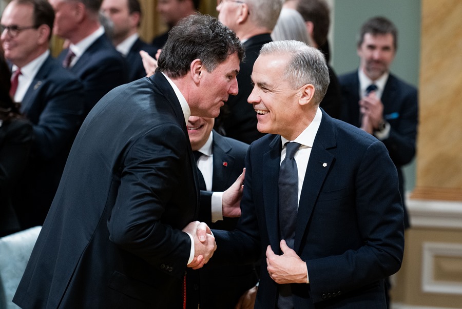 El nuevo primer ministro de Canadá, Mark Carney (d), saluda al ministro Dominic LeBlanc (i), este 14 de marzo de 2025, en Ottawa. EFE/Spencer Colby