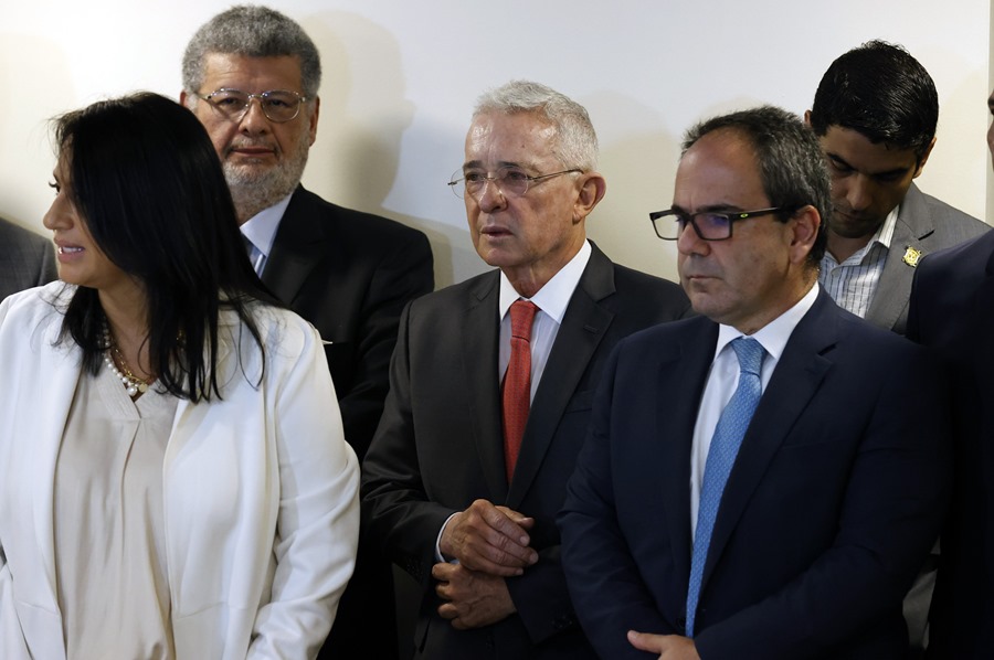 obj_20240418t135444s0012i_1_1_1_15_7_6 Álvaro Uribe