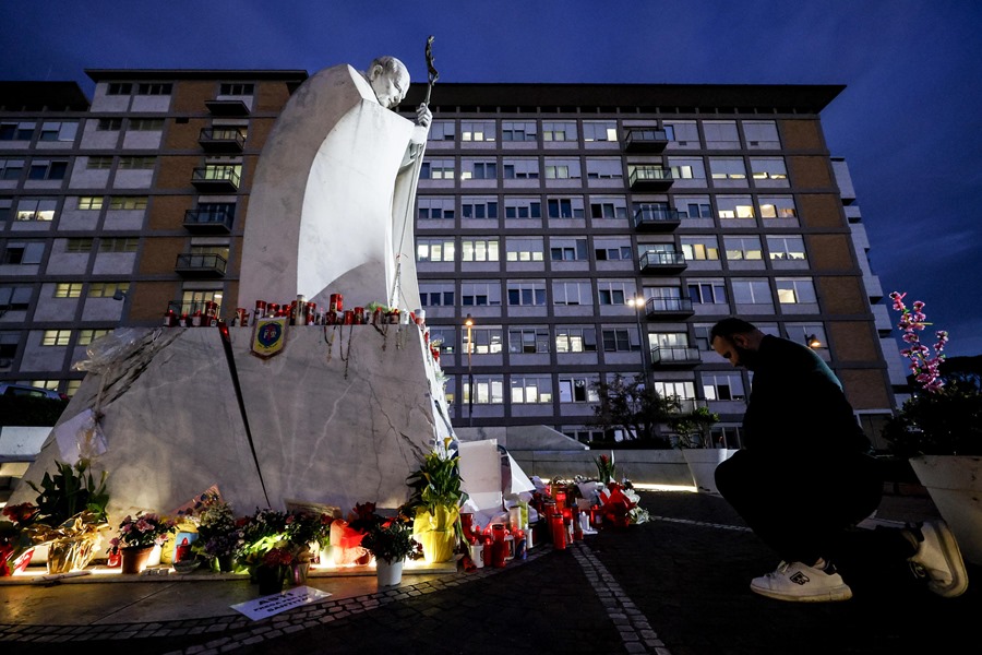 papa-enfermo-1 Velas y flores en un altar junto a la Policlínica Gemelli, donde está ingresado el papa Francisco.