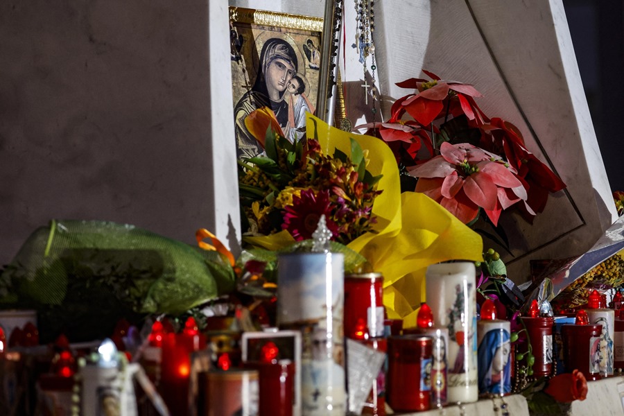 papa-enfermo Velas y flores en un altar junto a la Policlínica Gemelli, donde está ingresado el papa Francisco.