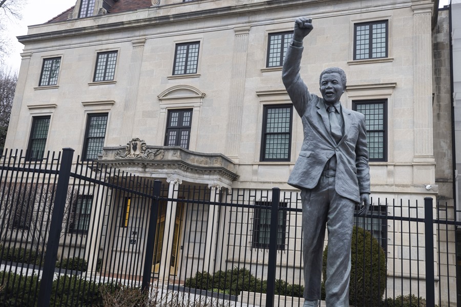 sudafrica-trump2 Vista de estatua de Nelson Mandela en la Embajada de Sudáfrica en Estados Unidos, el 15 de marzo de 2025, luego de que el embajador fuera declarado persona 'non grata' por críticas a Donald Trump. EFE/Jim Lo Scalzo
