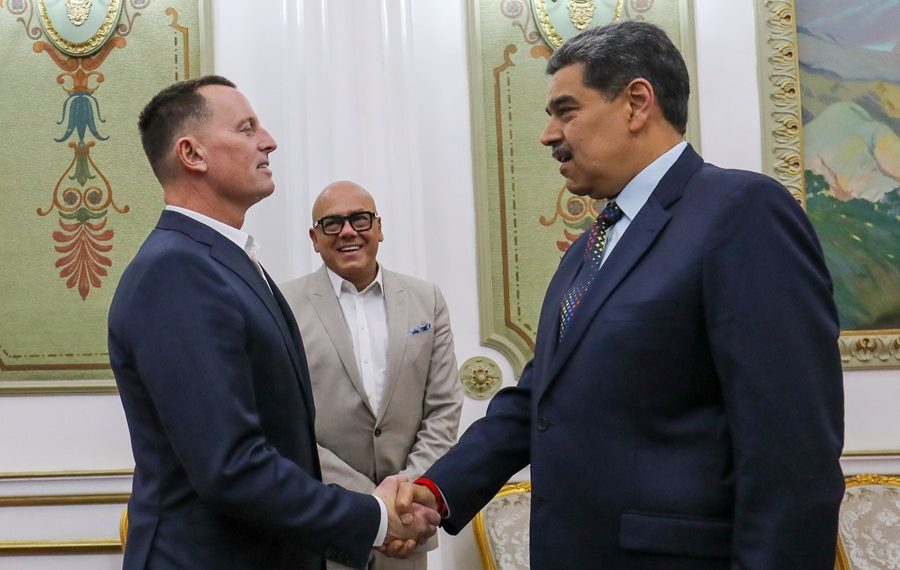 trump-maduro5-e1738358044135 Fotografía cedida por Palacio de Miraflores donde se observa al líder chavista Nicolás Maduro (d) saludando al enviado especial del presidente de Estados Unidos, Donald Trump, Richard Grenell (i), este viernes, en Caracas (Venezuela). EFE/ Palacio de Miraflores