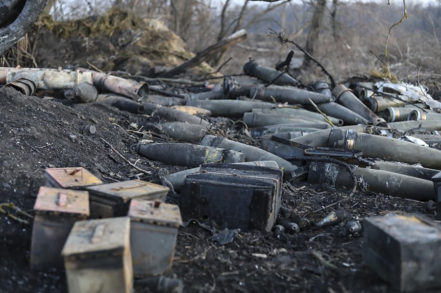 ucrania-rusia Una foto proporcionada por el servicio de prensa del Ministerio de Defensa ruso muestra munición ucraniana abandonada en una posición en la región de Kursk, Rusia.