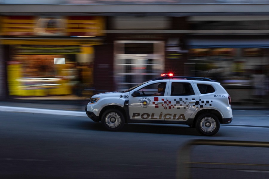 viceconsul2 Fotografía de archivo de un carro de la policía a su paso por una de las calles de Sao Paulo (Brasil), donde una diplomática colombiana resultó herida en un atraco. EFE/Isaac Fontana