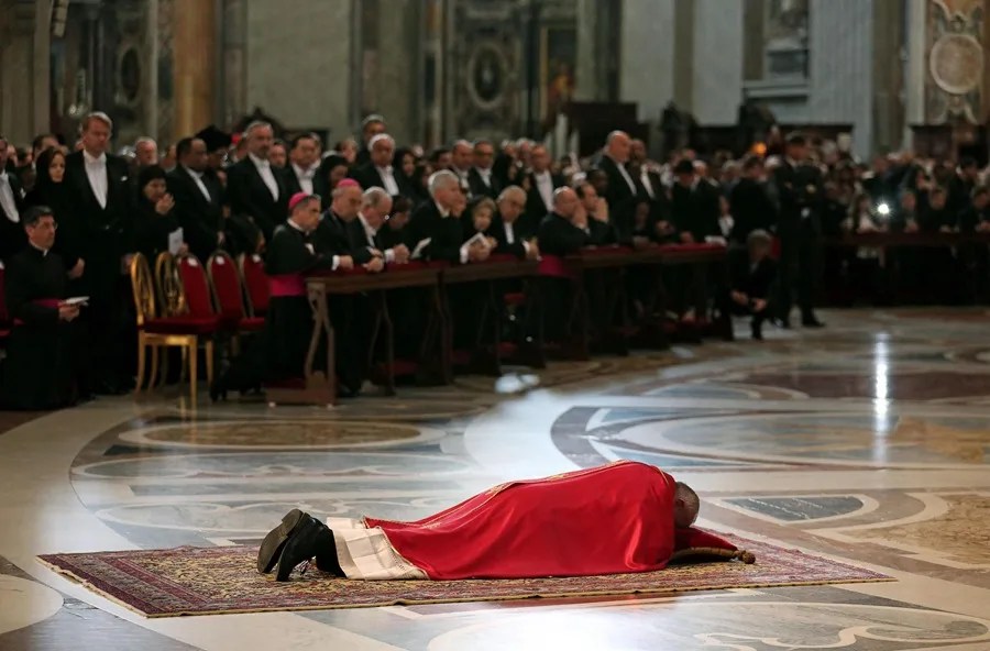 42014171213509_z6901-jpg-vatican-holy-week El papa Francisco se tumba en el suelo para rezar durante la celebración de la Pasión de Cristo