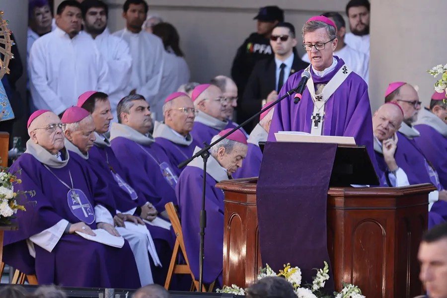 argentina-francisco1-1 El arzobispo de Buenos Aires, Jorge García Cuerva, oficia una misa en honor al papa Francisco este sábado, frente a la Catedral Metropolitana de Buenos Aires (Argentina). EFE/ Stringer