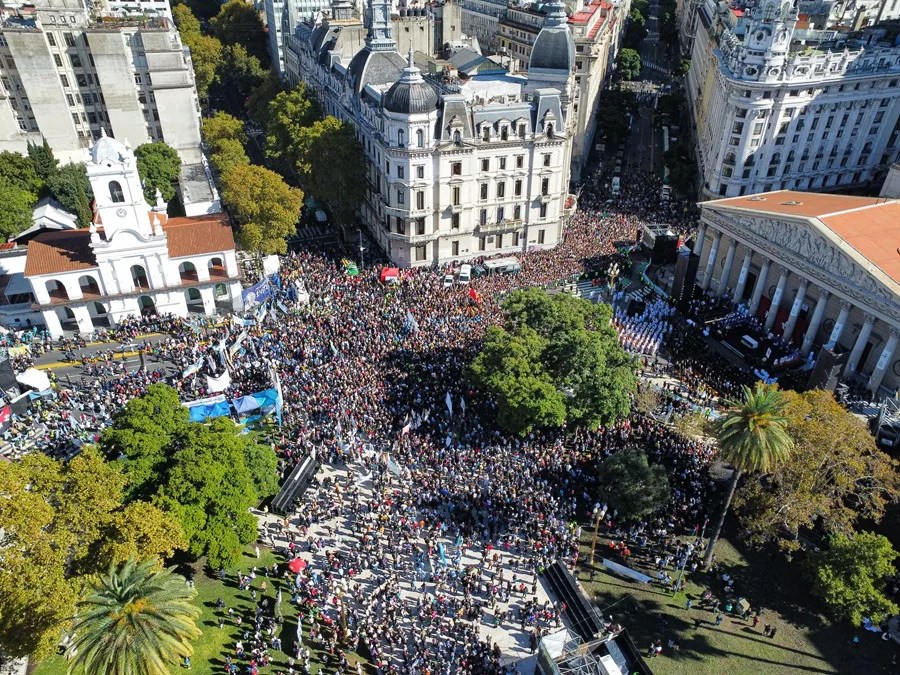 argentina-francisco2-1 Fotografía aérea de decenas de personas reunidas en la Plaza de Mayo este sábado, en Buenos Aires (Argentina). EFE/ Stringer