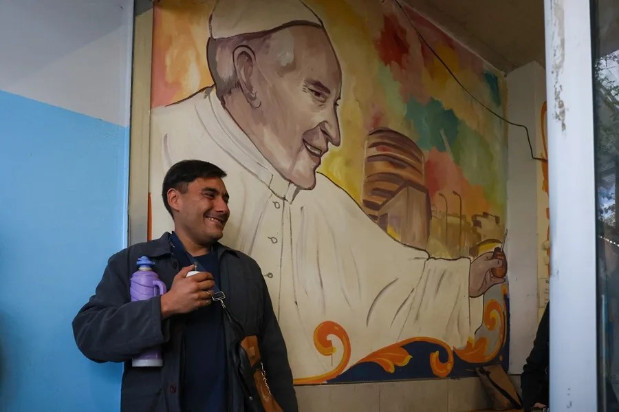 argentina-francisco2 El sacerdote Ignacio Bagattini oficia una misa en honor al papa Francisco, el 21 de abril de 2025, en un comedor de la Villa 31 en Buenos Aires (Argentina). EFE/ Juan Ignacio Roncoroni