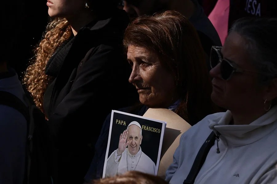 argentina-francisco3-1 Una mujer asiste a una misa en honor al papa Francisco este sábado, frente a la Catedral Metropolitana de Buenos Aires (Argentina). EFE/ Stringer