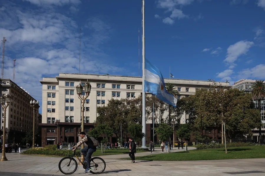 argentina-francisco3 Fotografía donde se observa la bandera de Argentina a media asta por la muerte del papa Francisco, el 21 de abril de 2025, en la Plaza de Mayo en Buenos Aires (Argentina). EFE/ Juan Ignacio Roncoroni