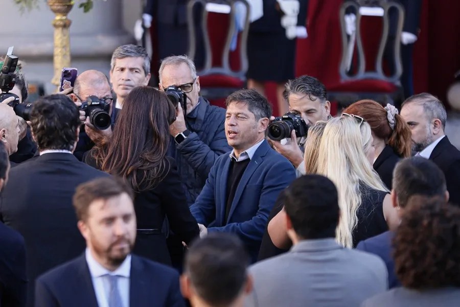 argentina-francisco4-1 Axel Kicillof (c), gobernador de la provincia de Buenos Aires, saluda a la vicepresidenta de Argentina, Victoria Villarroel (c-i), durante una misa en honor al papa Francisco este sábado, frente a la Catedral Metropolitana de Buenos Aires (Argentina). EFE/ Stringer